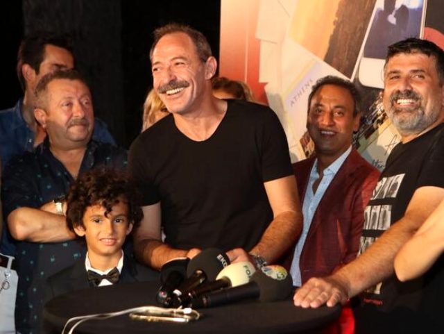 Zuhal Olcay, Aşk Tesadüfleri Sever filminin partisini terk etti