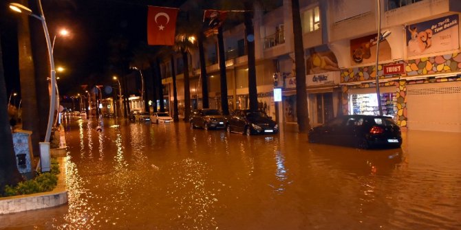 Marmaris'te yaşanan sağanak yağış hayatı felç etti