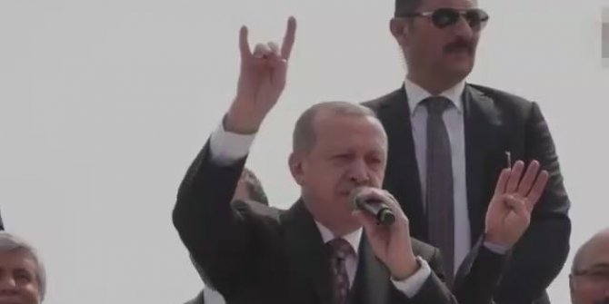 Cumhurbaşkanı Erdoğan Yaptığı  Bozkurt İşareti