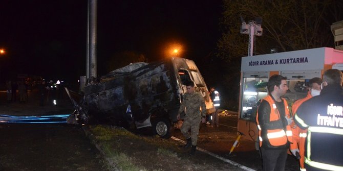 Kaçak mültüceleri taşıyan minibüs Iğdır'da kaza yaptı!