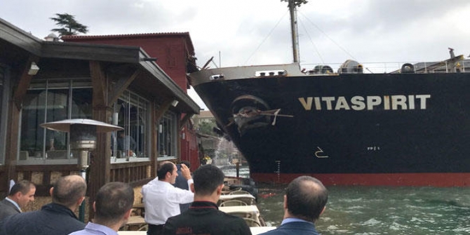 İstanbul Boğazı'nda gemi kazasının görüntüleri ametör kamerada!