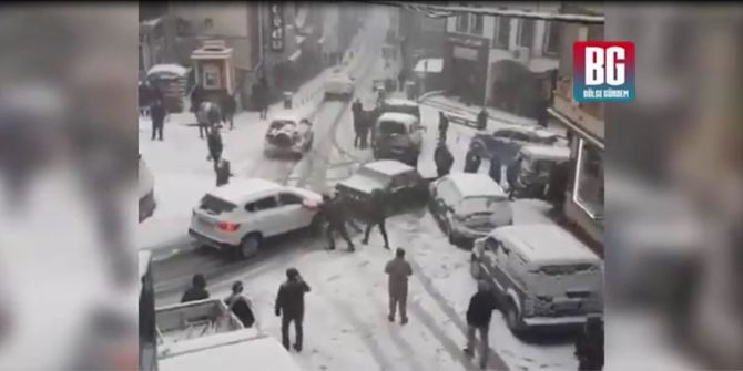 Kayan arabalara balkon sunuculuğu yapan adam izleyenleri güldürdü!