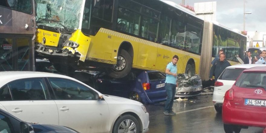 Metrobüs kazasının güvenlik kamerası görüntüleri