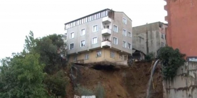 Beyoğlu'ndaki binanın çökme anı