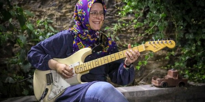 'Başörtülü Gitarist' olarak tanınan elektro gitarıyla ezber bozan anne