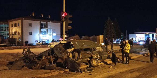 Aksaray'da böyle kaza görülmedi! Otomobil paramparça oldu