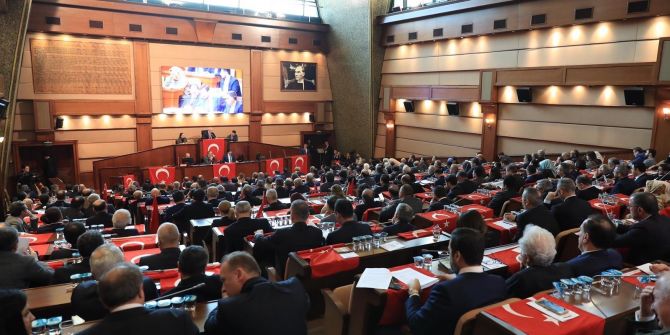 CHP'lilerin İBB'de İstiklal Marşı okunurken ayağa kalkmaması tepki çekti!