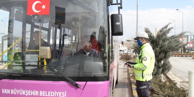 Van'da trafik ekipleri güvenli mesafe düzenini denetledi