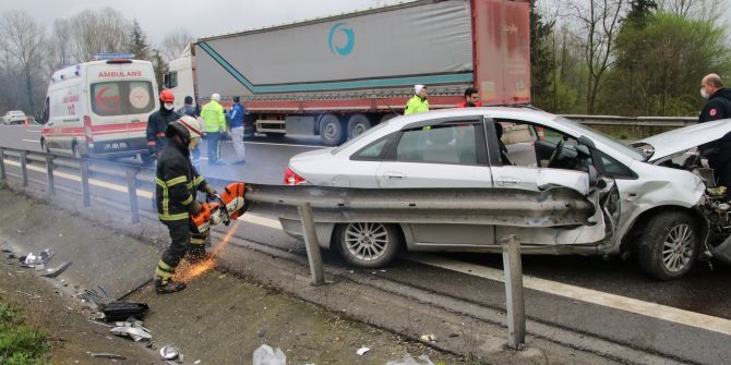 Düzce TEM Otoyolunda korkunç kaza! Otomobil bariyere saplandı