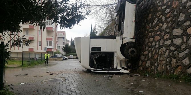 Köpeğe çarpmak istemeyen TIR sürücüsü istinat duvarından uçtu!