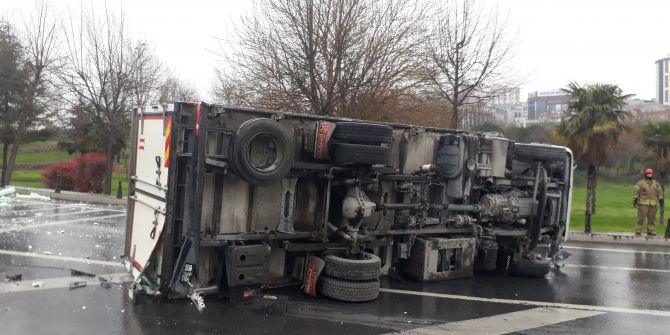 Esenler'de korkunç kaza! Virajı alamayan kamyon bariyerlere çarparak devrildi