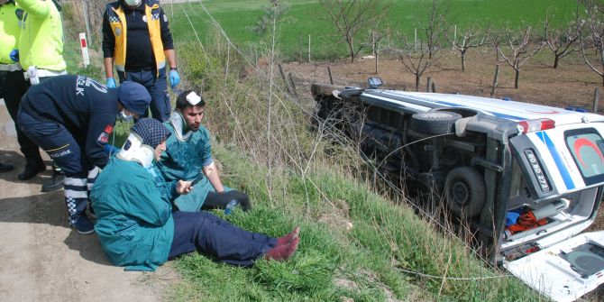 Kalp krizi geçiren hastayı taşıyan ambulans şarampole uçtu!