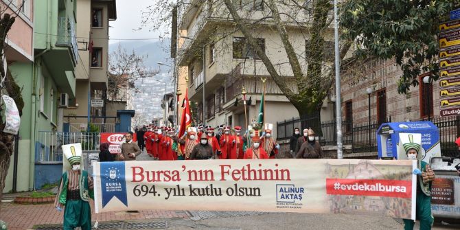 Mehter takımı, Bursa'nın fethini kutlamak için maskeleri takıp sokaklara çıktı!