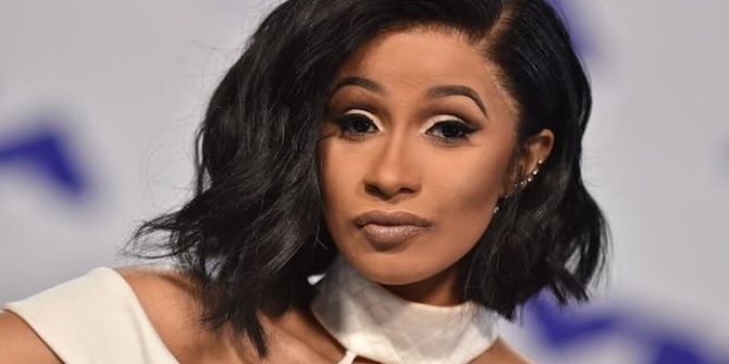 Cardi B'nin bikini bölgesine ağda yaptırdığı anlar bu kadarı da pes dedirtti!