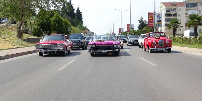 Bursa'da klasik otomobilli düğün alayı görenlerin ilgi odağı oldu!