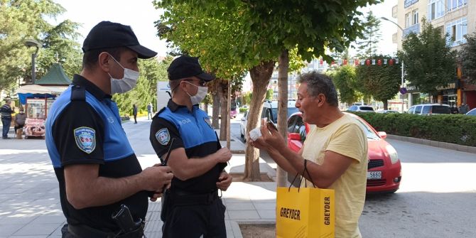 Maske denetiminde ceza yiyen kişinin polise tepkisi: ''İyi maaşınız çıktı''