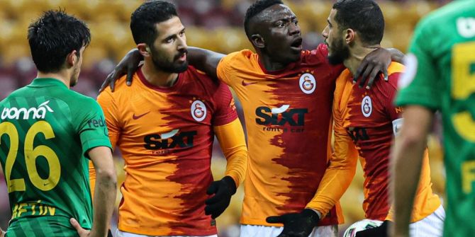 Younes Belhanda ve Emre Akbaba frikik krizi! Tansiyonu Etebo düşürdü