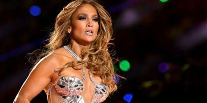 Jennifer Lopez kırmızı bikinisiyle nefesleri kesti!