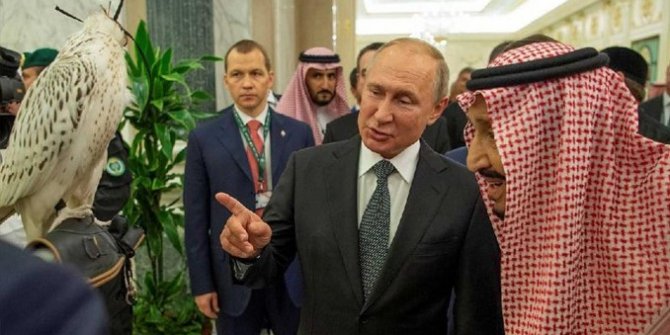 Putin'in Kral Selman'a hediye ettiği kuş halıya pisledi