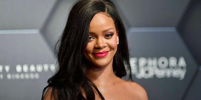 Rihanna hamilelik dedikodularına vücut gösterisi ile karşılık verdi