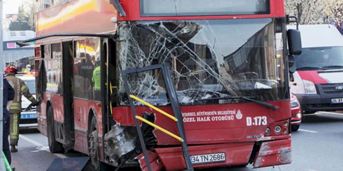 Beşiktaş'ta feci kaza! Çift katlı halk otobüsü bariyerlere girdi