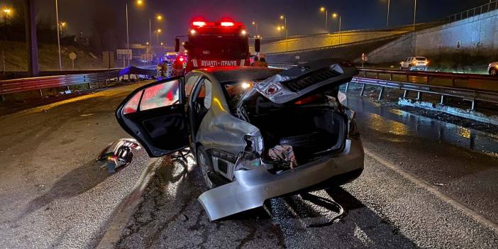 Çekmeköy'de bariyere çarpan otomobilin motoru yola fırladı: 3 ağır yaralı