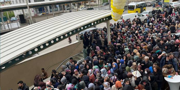 Ucuz eşya için iş yerinin kapılarını kırdılar  bir birini ezdiler, o anlar kameralara böyle yansıdı