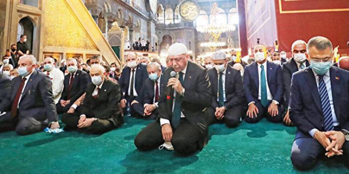 Başkan Erdoğan namaz için Ayasofya Cami'ne girdiğinde cemaat ayağa kalkarak tekbir getirdi, o anlar kameralara yansıdı