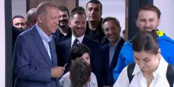 Erdoğan, oy kullanmak için sıraya girdi. Erdoğan'ı arkasında gören bir seçmen ise büyük şaşkınlık yaşadı