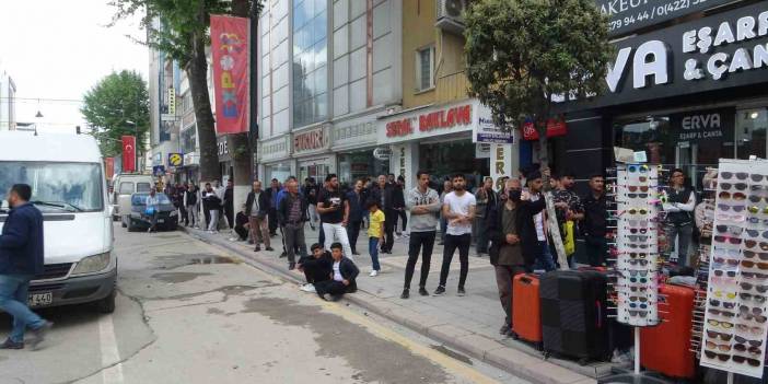 Kahramanmaraş merkezli depremlerde ağır hasarlı binalın yıkımını vatandaşlar film seyreder gibi izlediler