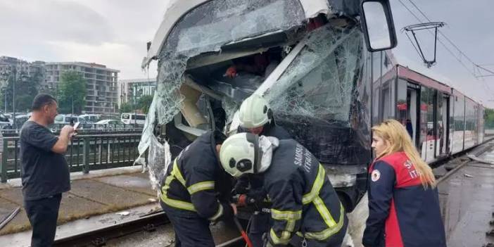 Samsun’da iki tramvay kafa kafaya çarpıştı