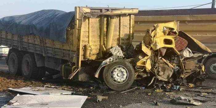 Mersin'de can pazarı! Yolcu otobüsü önce kamyona, ardından tıra çarptı!