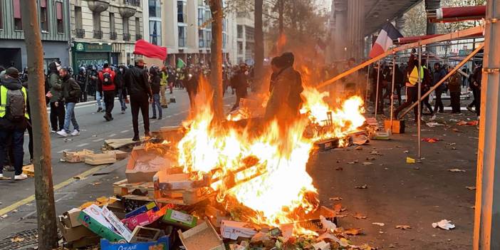 Fransa'da sular durulmuyor! Macron'dan acil durum toplantısı!