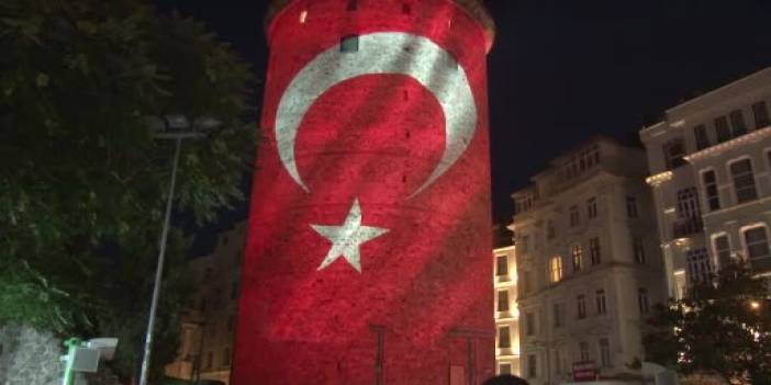 15 Temmuz şehitlerinin fotoğrafı Galata Kulesi’ne yansıtıldı!