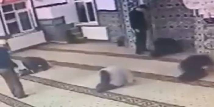 Ezan sesinden rahatsız oldu camiye ayakkabılarıyla girdi, namaz kılan imamla tartıştı, görüntüler infial yarattı