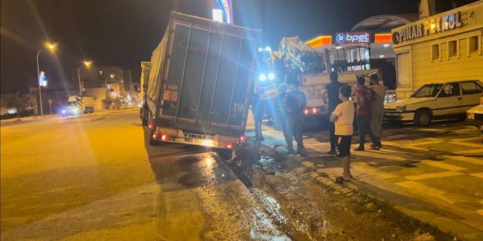 Şanlıurfa'da seyir halindeki su yüklü tır asfaltın aniden yarılması ile  yolun içine düştü