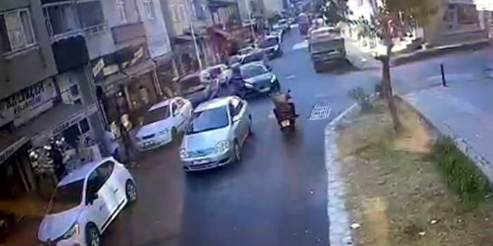 Motosiklet ile otomobilin feci şekilde çarpıştı, motosiklet sürücüsü takla atarak aracın diğer tarafına düştü