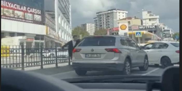 Pendik'te trafikte kavga anı kamerada, önünü kestiği aracın şoförüne bıçak çekti darp etti, saldırganı annesi bile durduramadı