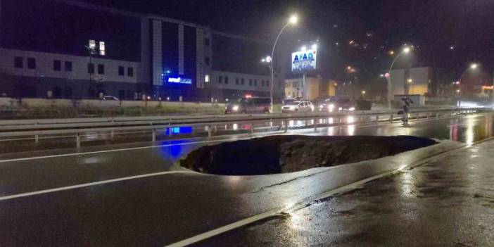 Şiddetli yağış sonrası Rize-Güneysu karayolunda 5 metre genişliğinde çökme meydana geldi