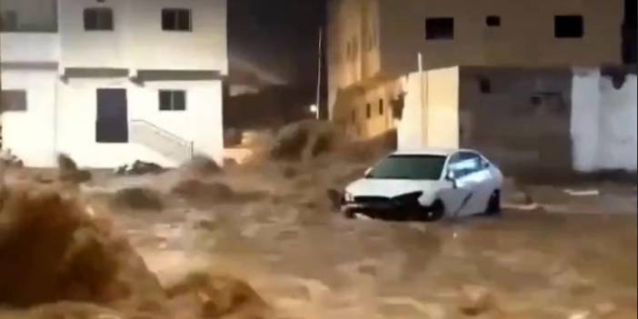 Medine'de sel, fırtına ve yıldırım felaketi! Yollar sele döndü araçlar ve binalar hasar gördü