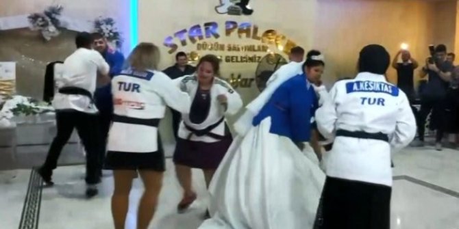 Düğünde judo yapıldı! Görenler hayrete düştü