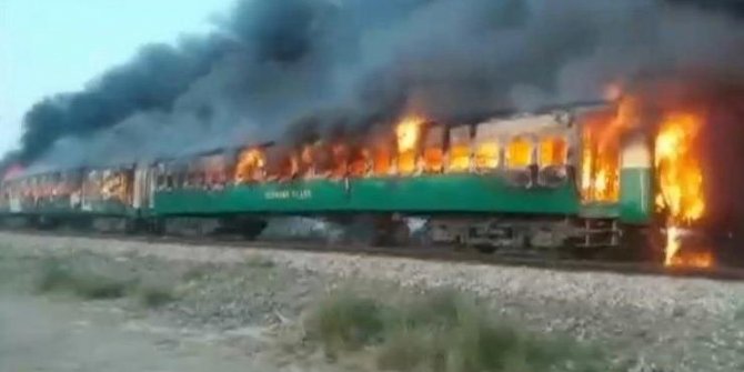 Pakistan'da yolcu treni yandı! Çok sayıda ölü ve yaralılar var