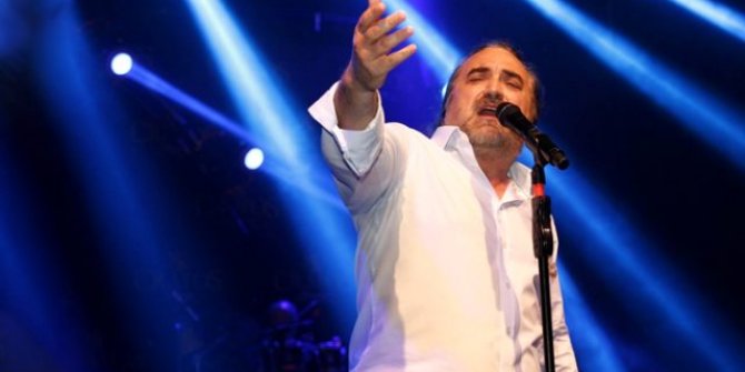 Volkan Konak konserinde anne ve babasının cinsel hayatından bahsetti