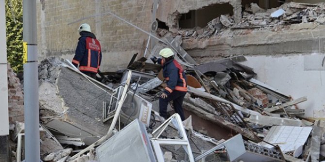 Üsküdar'da sağanak yağmurdan dolayı bina çöktü!